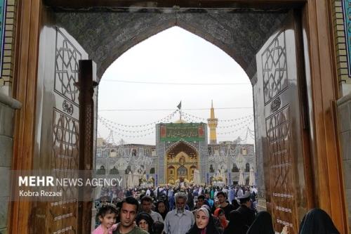 2150 مددجوی کمیته امداد به زیارت حرم رضوی رفتند