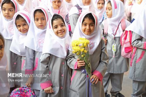 آیین بازگشایی مدارس با حضور رئیس سازمان بهزیستی انجام شد
