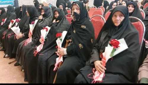 مادران و همسران شهدای جنگ تحمیلی ۱۲روزه مورد تجلیل قرار گرفتند